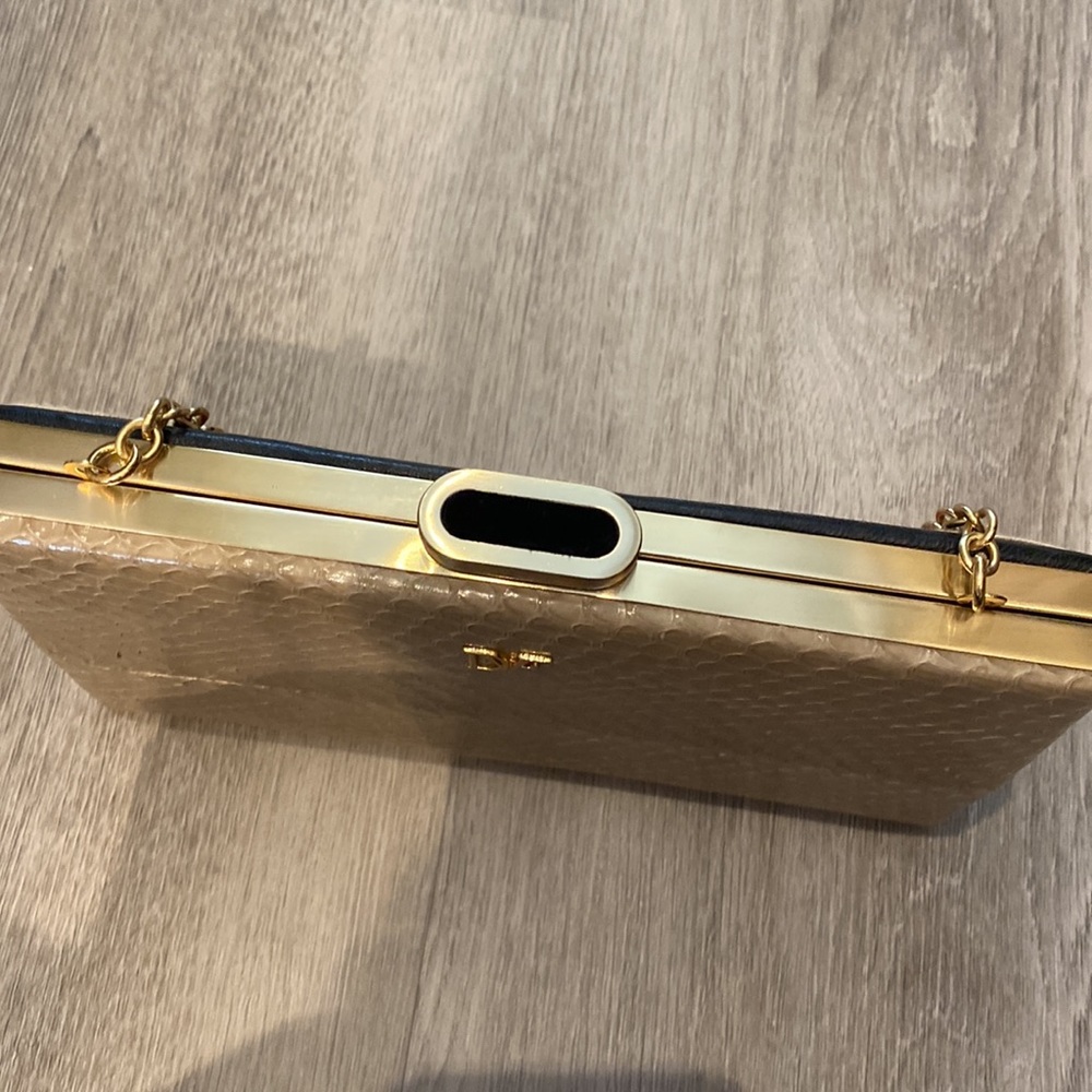 DVF tan purse w good chain that can be left to wear as a clutch - Picture 4 of 5